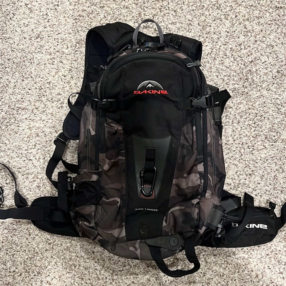 Dakine Helipro Ski/Snowboard Backpack Urban Camo